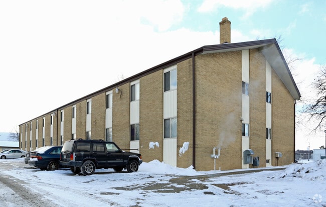 Parkside Apartments, LLC, Oconomowoc, WI 53066 - photo 2