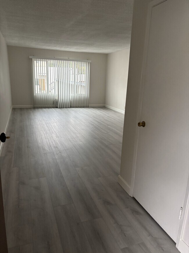 11865 W Magnolia Blvd unit 3, Los Angeles, CA 91607 - photo 4