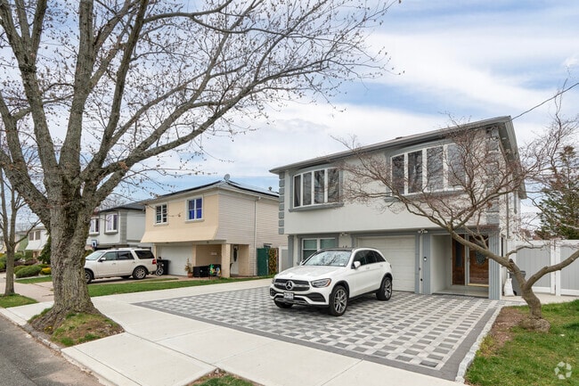 Bulls Head has suburban features that the Island is known for, such as wide house-lined streets.