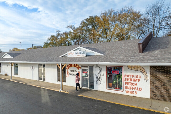 Joliets Fish and Chicken is the local spot for amazing wings and fish in Northeast Joliet.