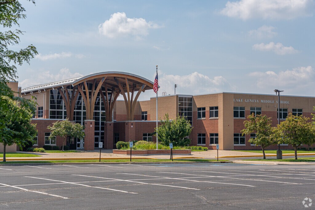 Lake Geneva Middle School boasts an average student to teacher ratio of 14 to 1.