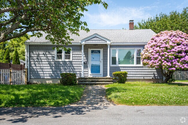 Cozy Cape Cod homes embody the welcoming East Coast style found in Easton Pond, RI.