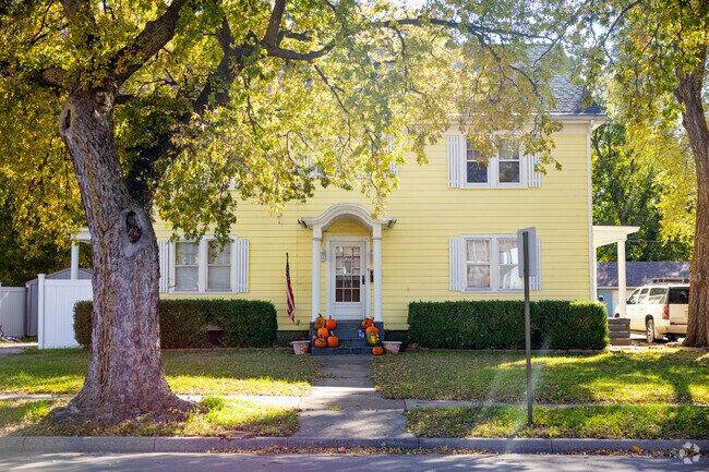 Victorian and colonial-style construction is common in Ellsworth.