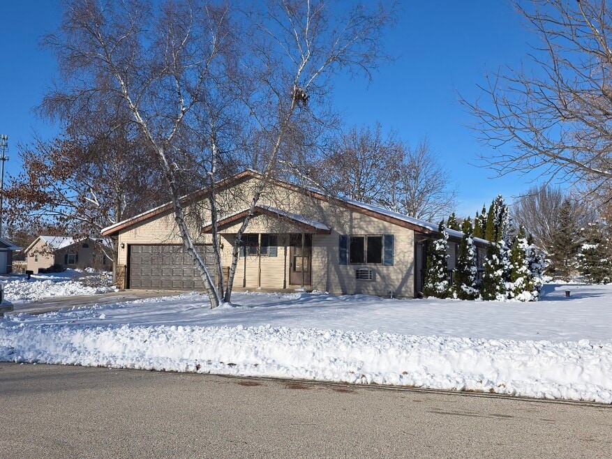 722 Goldfinch Ln, Sheboygan, WI 53083 - photo 1