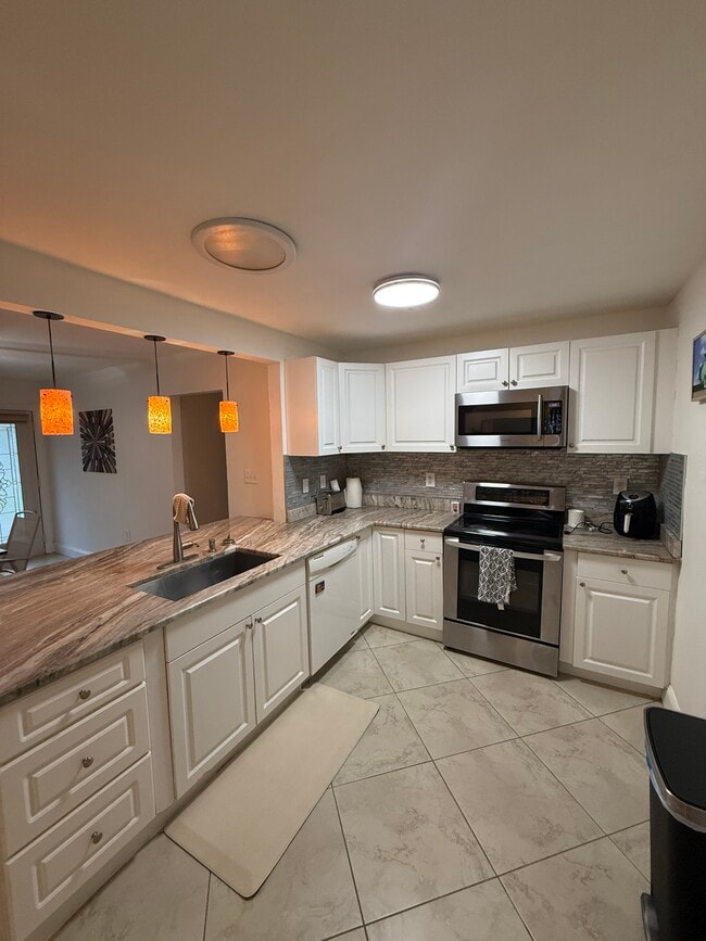 2315 Carroll Place unit Room 4, Tampa, FL 33612 - photo 7