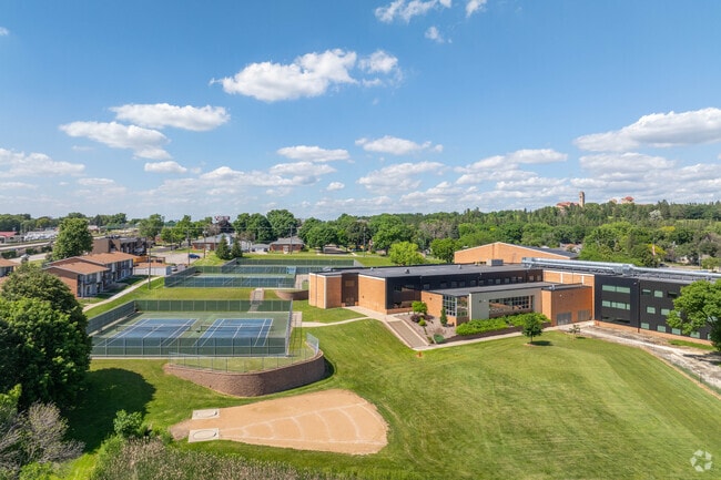 John Marshall Senior High enrolls 39% economically disadvantaged students.