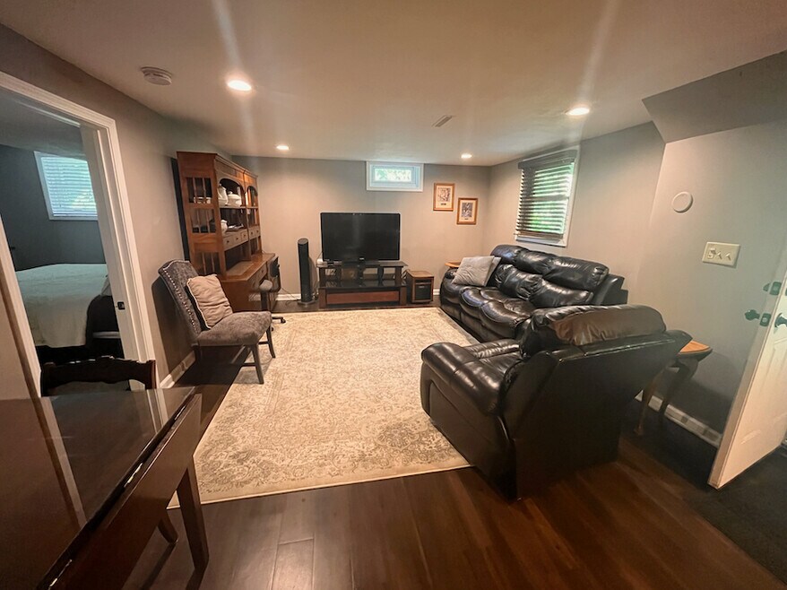 1115 N Utah Ave unit lower lvl Studio Apa, Davenport, IA 52804 - photo 1