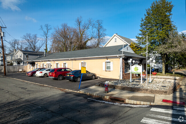 A street view of the entirety of L'Academy Montessori School, situated in Scotch Plains, NJ.