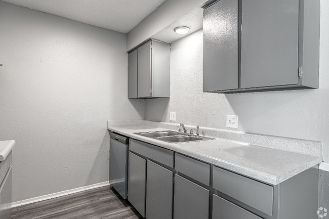 55 N Ranchwood Blvd unit 2 Bedroom, Yukon, OK 73099 - photo 4