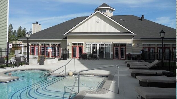 Pool & Clubhouse