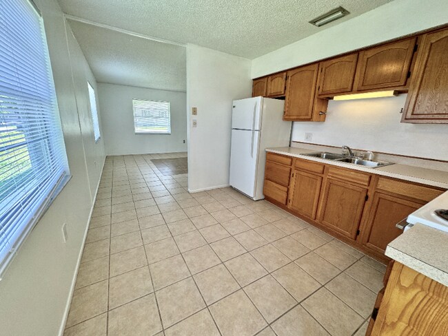 922-924 Hagle Park Rd unit 924, Bradenton, FL 34212 - photo 6