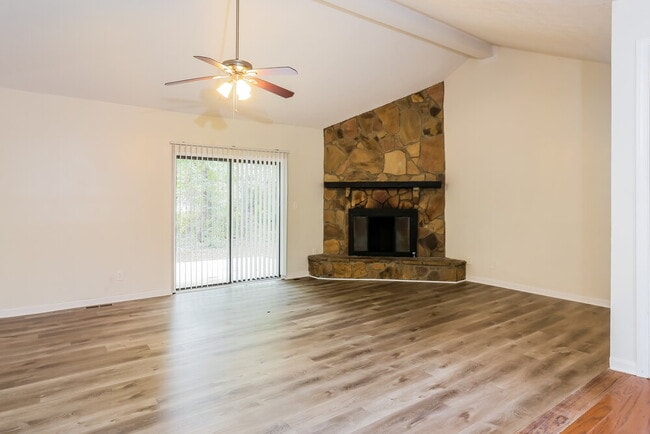 832 Lost Creek Cir, Stone Mountain, GA 30088 - photo 4