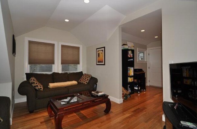 25 Crosby Rd unit 3, Chestnut Hill, MA 02467 - photo 4