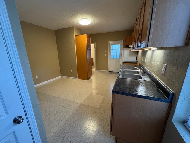 114 W Berkeley St, Uniontown, PA 15401 - photo 6