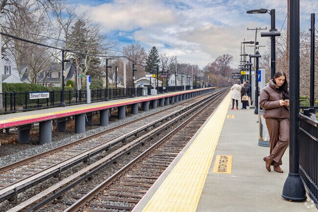 The Stewart Manor LIRR station has two platforms and two tracks.