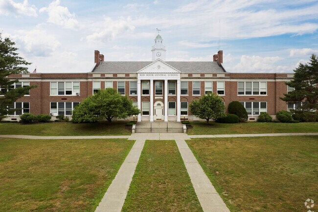 Linden Avenue Middle School serves students in grades 6 through 8. It is part of the Red Hook School District.