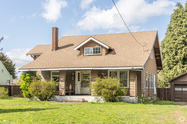 Large bungalow homes can be found in the South Tabor neighborhood.