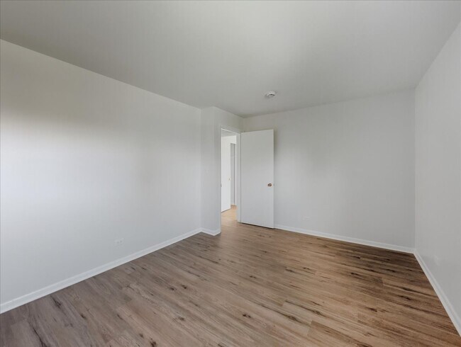 122 W Washington St unit 302, Round Lake, IL 60073 - photo 6