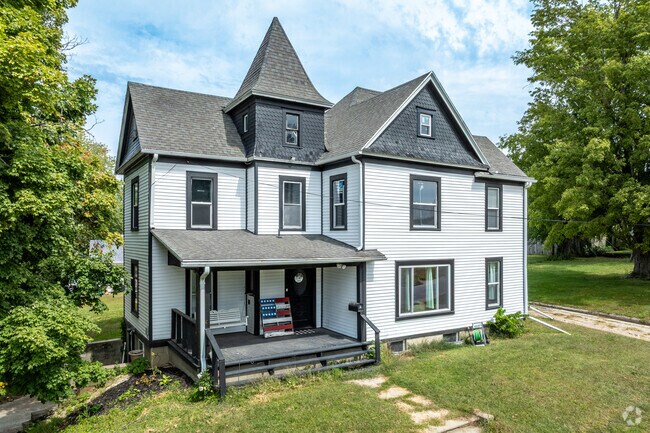 Some large stately homes can be found in the center of Tama.