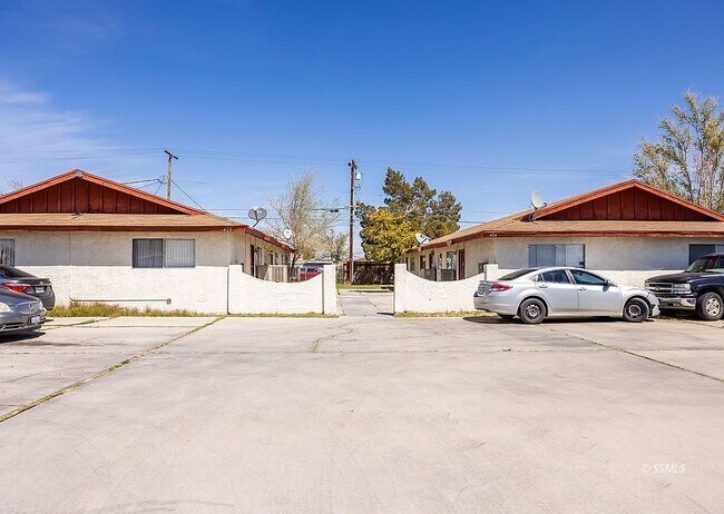 424 W Wilson Ave unit C, Ridgecrest, CA 93555 - photo 3