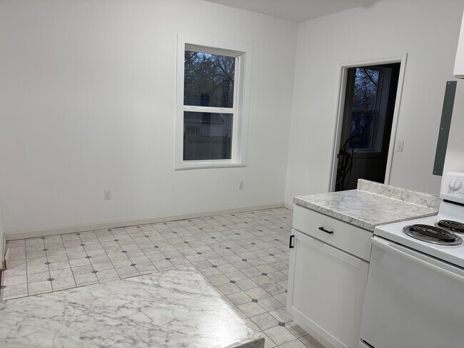 618 Dennis St unit 1, Adrian, MI 49221 - photo 5