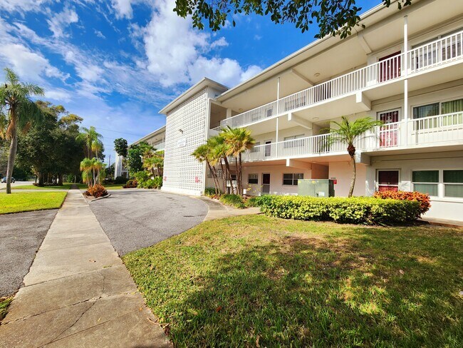 Condominium Disston Arms ! The quietest Community