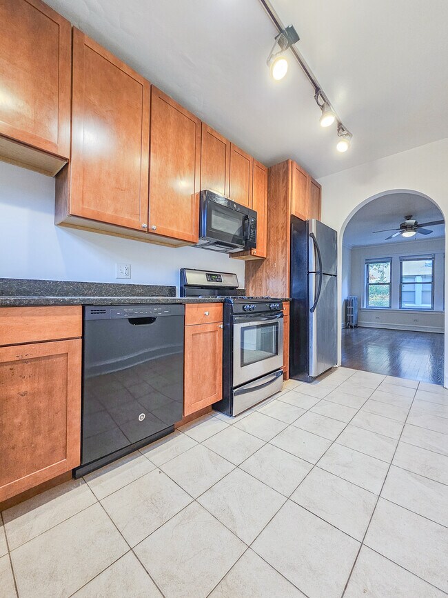 4243 N Keystone Ave Unit 1F, Chicago, IL 60641
