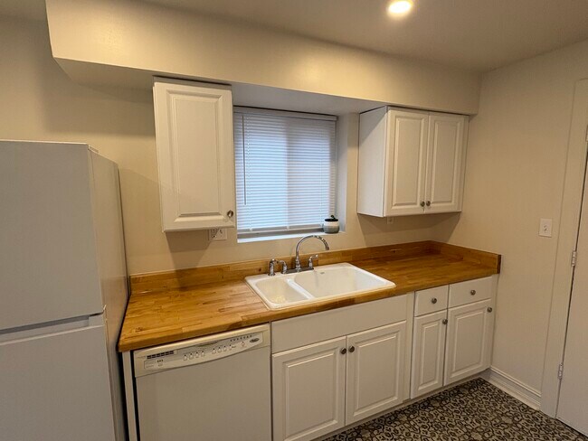 6035 Oakwood Ave unit 6035 Oakwood Apt. 2, Cincinnati, OH 45224 - photo 4