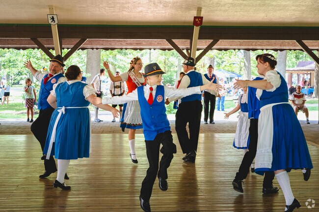 Sommerfest at Oak Shade Grove features wonderful entertainment from Volkstanz Gruppe Dance.