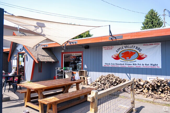 Apple Valley BBQ serves the best tri-tip with delicious sides.