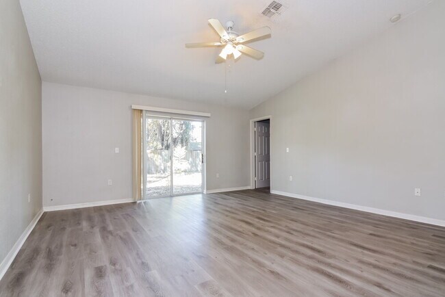 306 Carriage Crossing Cir, Brandon, FL 33510 - photo 4