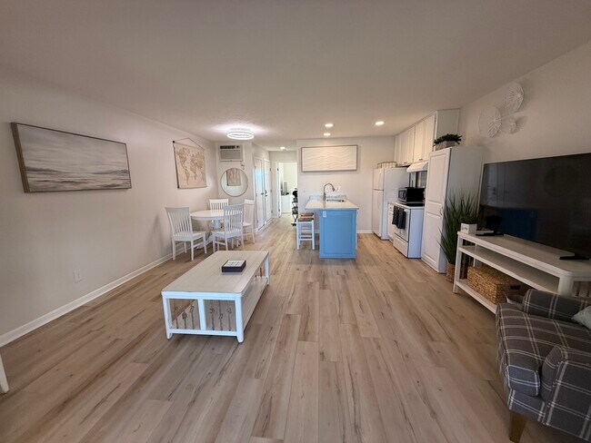 206 W Lakeshore Dr unit 206 Lakeshore Unit C, Port Clinton, OH 43452 - photo 7