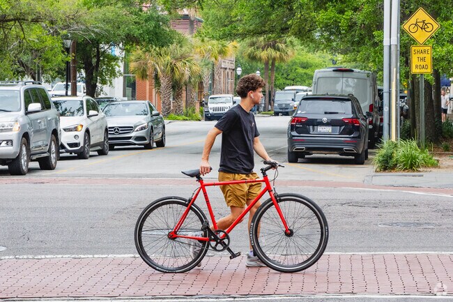 Radcliffeborough has great sidewalks and crosswalks for convenient commutes in Charleston.
