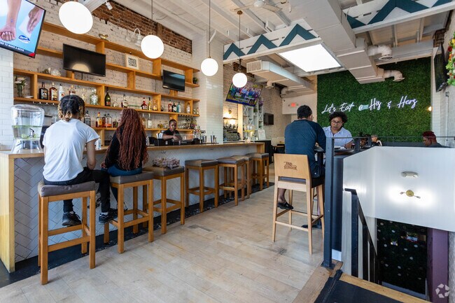 Residents of Woodridge enjoy close proximity to many dining options.