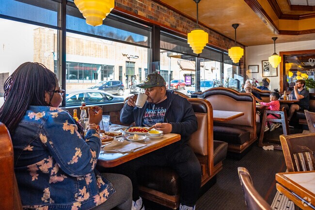 Ma Fischer's just south of Murray Hill is one of Milwaukee's favorite dinners.