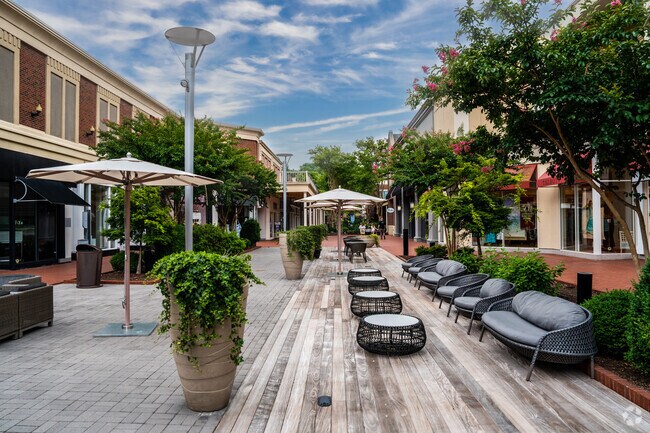 Outdoor shopping and dining are fun activities at Stony Park Fashion Park in Southhampton.