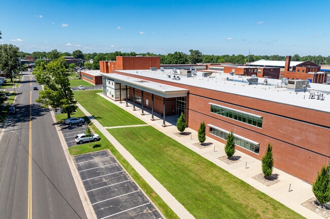 The student population of Paducah Area Technology Center is 5 and the school serves 8-12.