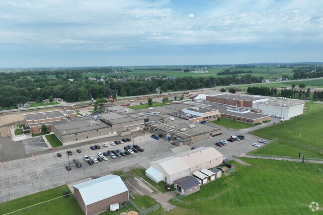 The student-teacher ratio at Melrose Secondary School is 17 to 1.