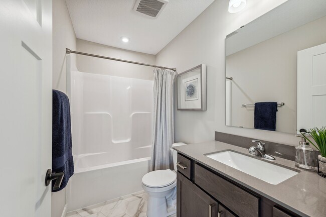 14. Main Bathroom.jpg