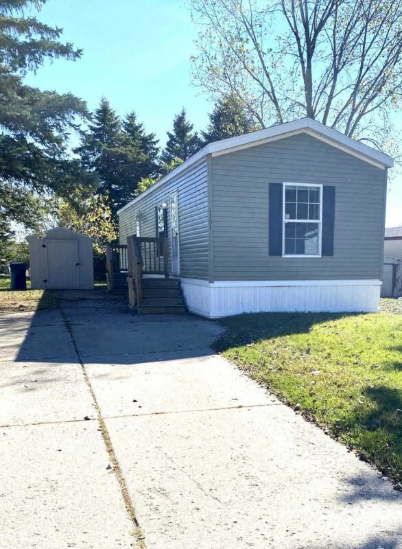 4151 Clement St, Milford, MI 48381