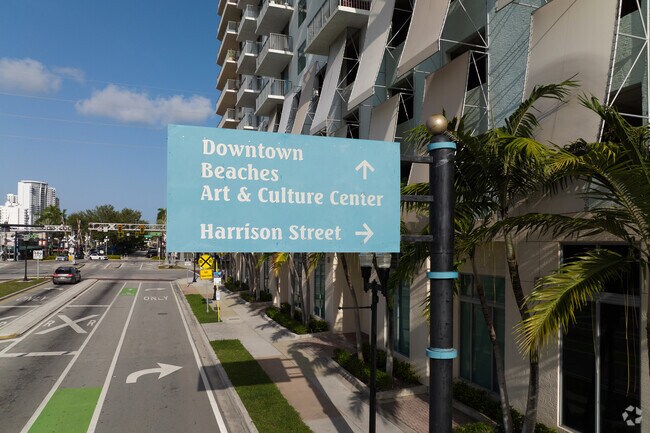 Highland Gardens is conveniently located between the beach and Hollywood downtown.