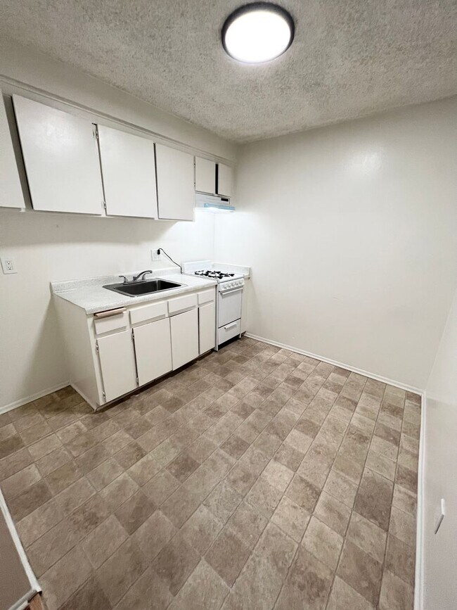 REGAL MANOR, Hawthorne, CA 90250 - photo 7