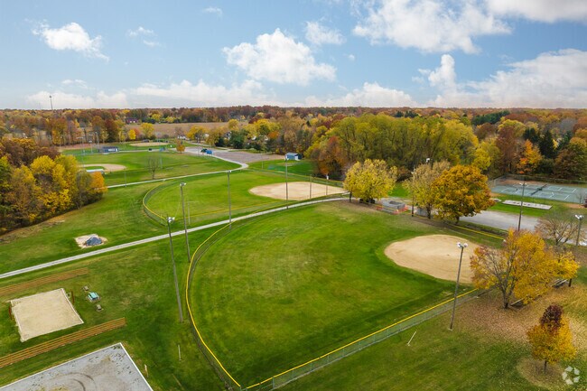 Come play baseball and softball at the Harding Park baseball diamond in Hubbard, Ohio.