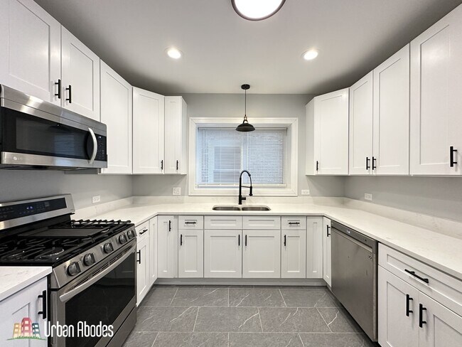 5510 N Luna Ave unit J01W, Chicago, IL 60630 - photo 2