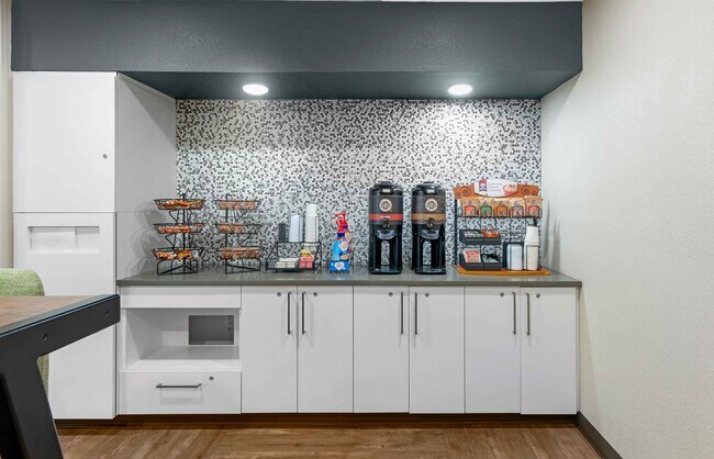 6605 NW 7th St, Miami, FL 33126 - photo 7