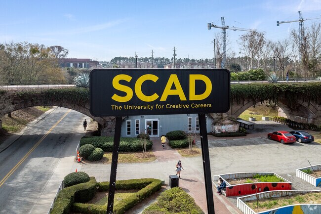 SCAD is less than 2 miles away from the Cann Park neighborhood.