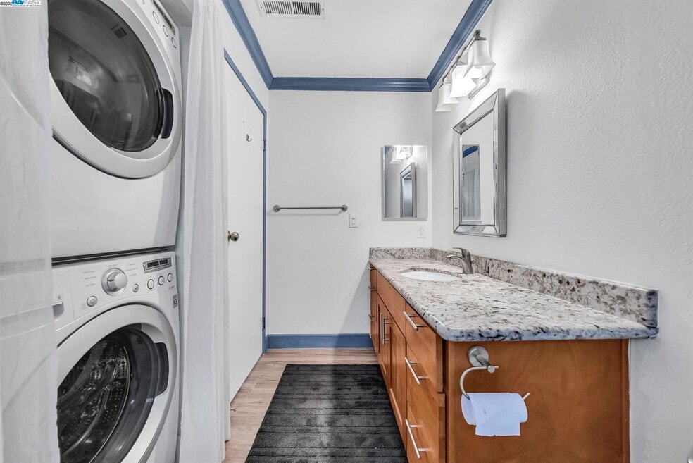 main bathroom w/washer/dryer