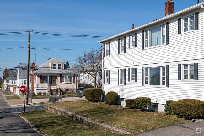 The diverse range of size homes makes Laurel Hill an exceptional neighborhood.