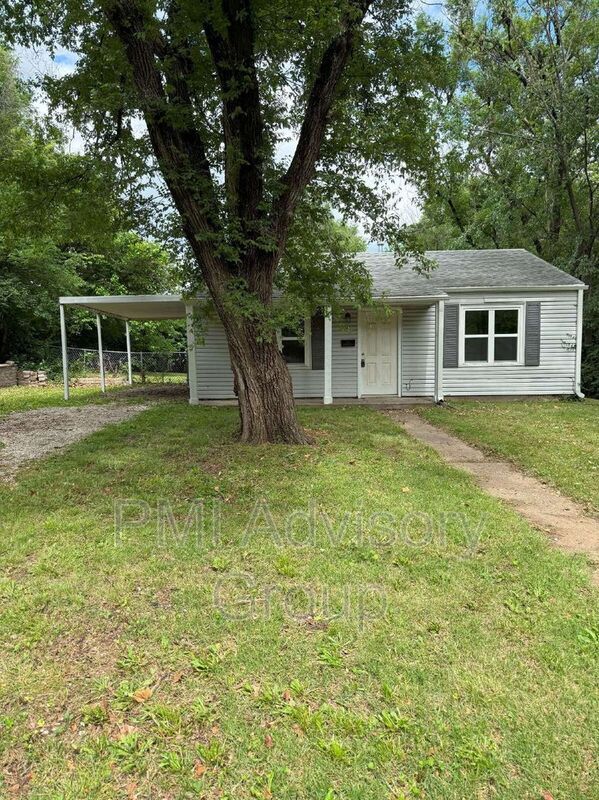 2524 SW Valley Brook Ln, Topeka, KS 66614