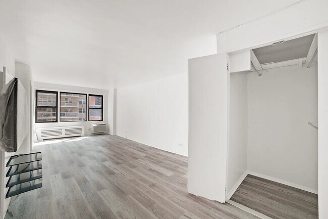 Tracy Towers unit 9J, New York, NY 10010 - photo 2